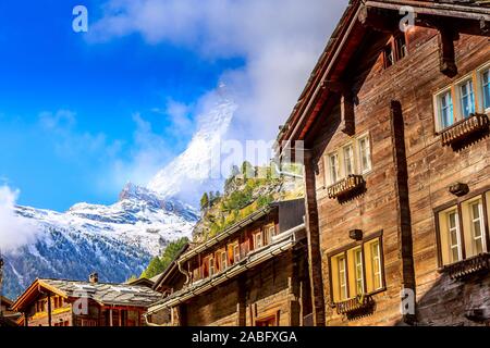 Matterhorn Schnee berg Close-up und Zermatt Alpine House Dach, Schweiz, Schweizer Alpen Stockfoto