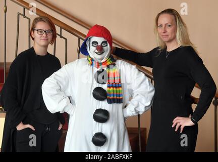 16 November 2019, Brandenburg, Eisenhüttenstadt: Andrea Titzki (r), Direktor der musikalischen Nowy' mit ihrer Tochter Allanah (l) und Timo Gramsch als Nowy' sind in der Friedrich-Wolf-Theater. Eine ungeschickt, aber liebenswerte Schneemann ist der Star der Kinder in Eisenhüttenstadt. Jedes Jahr in der Weihnachtszeit er erlebt neue Abenteuer auf der Bühne des Friedrich-Wolf-Theater. Für 23 Jahre die musikalische wurde mit neuen Songs und laienhaften Akteuren durchgeführt. Foto: Patrick Pleul/dpa-Zentralbild/ZB Stockfoto