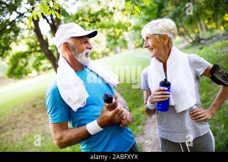 Reifes Paar Getränke Wasser Energie zu tanken und zu hydratisieren Stockfoto