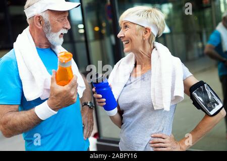 Reifes Paar Getränke Wasser Energie zu tanken und zu hydratisieren Stockfoto