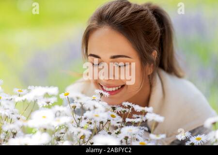 Nahaufnahme der Frau riechen Kamillenblüten Stockfoto