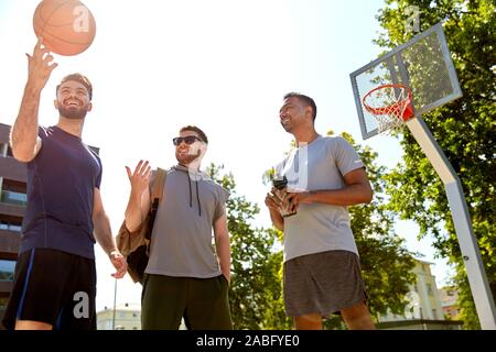 Gruppe von männlichen Freunden gehen, Basketball zu spielen Stockfoto