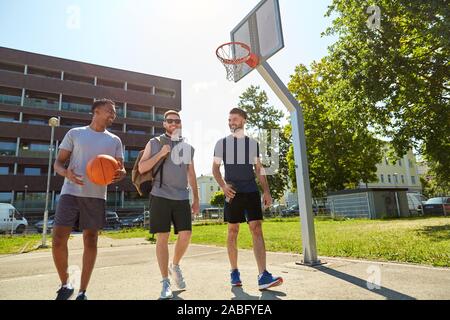 Gruppe von männlichen Freunden gehen, Basketball zu spielen Stockfoto