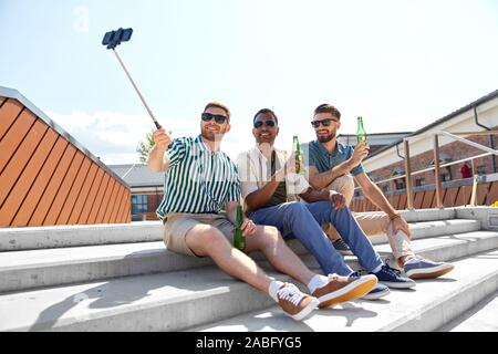 Männer trinken Bier und unter Berücksichtigung von selfie Smartphone Stockfoto