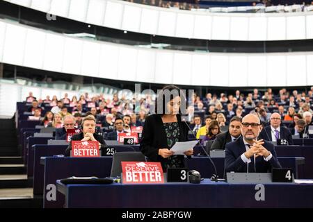 Straßburg, Frankreich. 27 Nov, 2019. 27 November 2019, Frankreich (Frankreich), Straßburg: Der Ko-Präsident der Fraktion der Vereinigten Europäischen Linken/Nordische Grüne Linke, Manon Aubry, liest ein Papier aus ihrer Gruppe. Quelle: dpa Picture alliance/Alamy leben Nachrichten Stockfoto