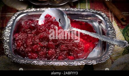 Cranberry Sauce auf vintage Silbertablett serviert Stockfoto