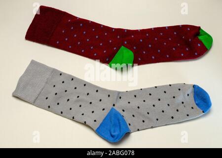 Paar bunte Socken in verschiedenen Farben, liegen auf weiße Oberfläche. Nicht isolieren. Close-up. Stockfoto