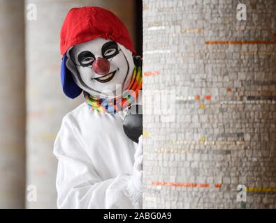 16 November 2019, Brandenburg, Eisenhüttenstadt: Timo gramsch wie steht's Schneemann Nowy' am Friedrich-Wolf-Theater. Eine ungeschickt, aber liebenswerte Schneemann ist der Star der Kinder in Eisenhüttenstadt. Jedes Jahr in der Weihnachtszeit er erlebt neue Abenteuer auf der Bühne des Friedrich-Wolf-Theater. Für 23 Jahre die musikalische wurde mit neuen Songs und laienhaften Akteuren durchgeführt. Foto: Patrick Pleul/dpa-Zentralbild/ZB Stockfoto