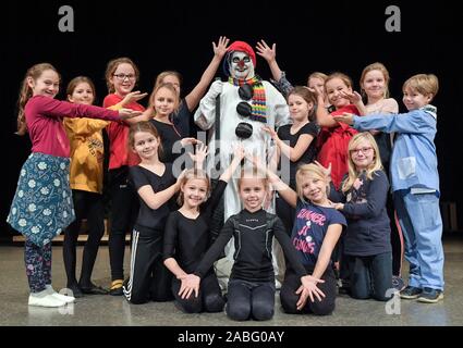 16 November 2019, Brandenburg, Eisenhüttenstadt: Timo Gramsch als Schneemann Nowy' und junge Laiendarsteller auf der Bühne in der Friedrich-Wolf-Theater nach einer Generalprobe. Eine ungeschickt, aber liebenswerte Schneemann ist der Star der Kinder in Eisenhüttenstadt. Jedes Jahr in der Weihnachtszeit er erlebt neue Abenteuer auf der Bühne des Friedrich-Wolf-Theater. Für 23 Jahre die musikalische wurde mit neuen Songs und laienhaften Akteuren durchgeführt. Foto: Patrick Pleul/dpa-Zentralbild/ZB Stockfoto