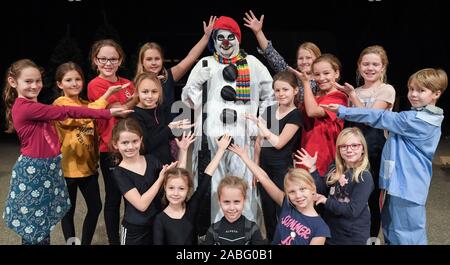 16 November 2019, Brandenburg, Eisenhüttenstadt: Timo Gramsch als Schneemann Nowy' und junge Laiendarsteller auf der Bühne in der Friedrich-Wolf-Theater nach einer Generalprobe. Eine ungeschickt, aber liebenswerte Schneemann ist der Star der Kinder in Eisenhüttenstadt. Jedes Jahr in der Weihnachtszeit er erlebt neue Abenteuer auf der Bühne des Friedrich-Wolf-Theater. Für 23 Jahre die musikalische wurde mit neuen Songs und laienhaften Akteuren durchgeführt. Foto: Patrick Pleul/dpa-Zentralbild/ZB Stockfoto