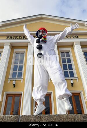 16 November 2019, Brandenburg, Eisenhüttenstadt: Timo Gramsch als springt der Schneemann Nowy' in die Luft vor dem Friedrich-Wolf-Theater. Eine ungeschickt, aber liebenswerte Schneemann ist der Star der Kinder in Eisenhüttenstadt. Jedes Jahr in der Weihnachtszeit er erlebt neue Abenteuer auf der Bühne des Friedrich-Wolf-Theater. Für 23 Jahre die musikalische wurde mit neuen Songs und laienhaften Akteuren durchgeführt. Foto: Patrick Pleul/dpa-Zentralbild/ZB Stockfoto