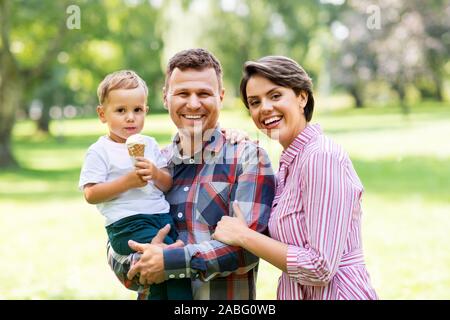 Happy Family im Sommer Park Stockfoto