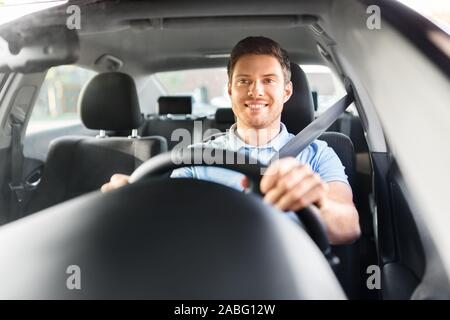 Lächelnd Mann oder Fahrer Auto Stockfoto