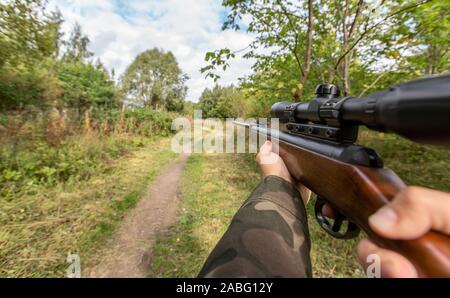 POV der männlichen Händen schießen mit Luftgewehr Stockfoto