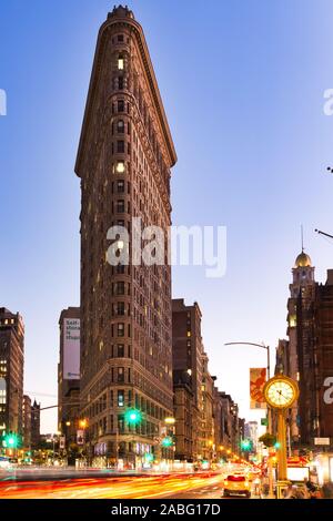 NEW YORK CITY - 28. Oktober: Flatiron Building in der Nacht auf den 28. Oktober 2017 in New York City, USA Stockfoto