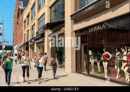 Frauen Shopping auf der West 14. Straße im Meatpacking District, New York City, USA Stockfoto