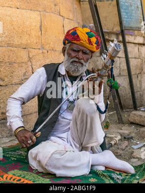 Rajasthan, Indien; 24-Feb-2019; Volksmusik auf der Straße spielen Stockfoto