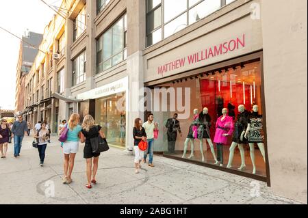 Junge Menschen Shopping auf der West 14. Straße im Meatpacking District, New York City, USA Stockfoto