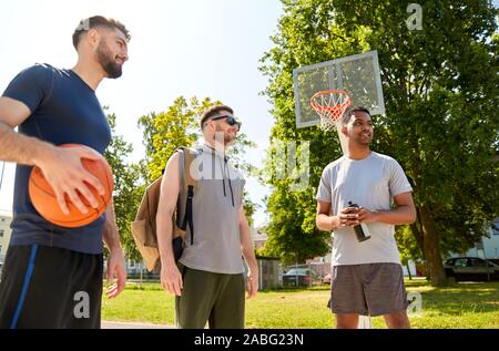 Gruppe von männlichen Freunden gehen, Basketball zu spielen Stockfoto