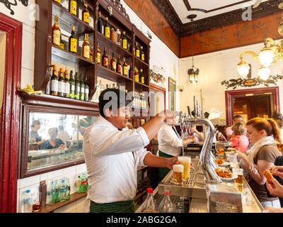 Hispanic Barkeeper Bier an der Bar Casa Labra, Madrid, Spanien, Gießen Stockfoto