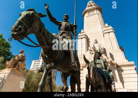 Bronze Skulpturen von Don Quijote und Sancho Panza auf dem Cervantes-Denkmal, Plaza de España, Madrid, Spanien Stockfoto