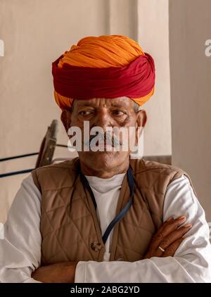 Mehrangarh Fort, Jodhpur, Rajasthan, Indien; 24-Feb-2019; ein Mann in traditionellen Kleidern gekleidet Stockfoto