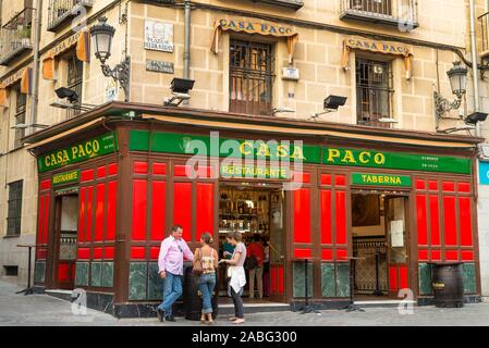 Bar Casa Paco in Plaza de Puerta Cerrada, Madrid, Spanien Stockfoto