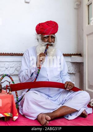 Mehrangarh Fort, Jodhpur, Rajasthan, Indien; 24-Feb-2019; ein alter indischer Mann, der Shisha raucht Stockfoto