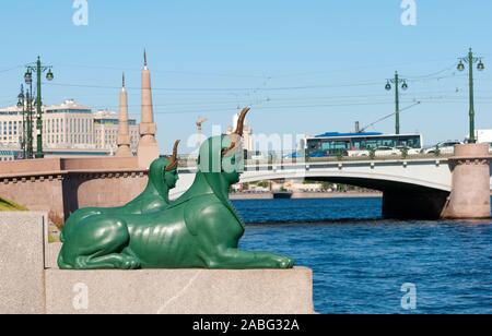 St. Petersburg, Russland - 30. Mai 2019: Die Skulptur Gruppe von zwei sphingen am Ufer von Malaya Kamennoostrovsky Nevka Fluss und Brücke Stockfoto