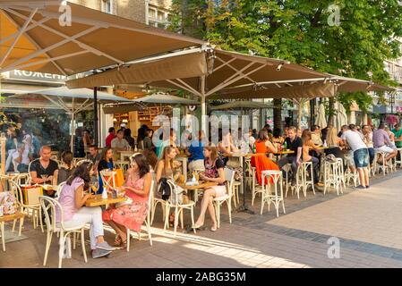 Bars und Restaurants entlang Vitosha Street, Sofia, Bulgarien Stockfoto