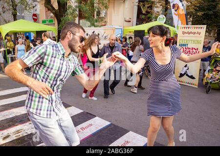 Mitglieder einer Gruppe Swing tanzen auf der Straße, Sofia, Bulgarien Stockfoto