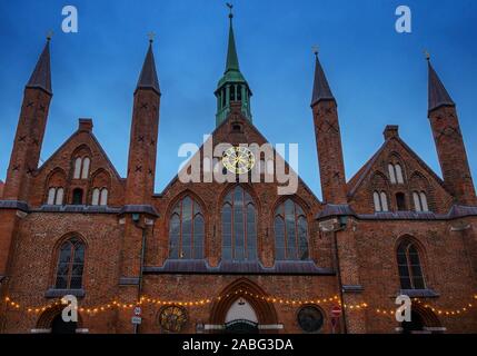 Fassade und Türme der Heiligen Geist Hospital, genannt Heiligen Geist Hospital in der Altstadt von Lübeck, einem historischen Gebäude aus dem Mittelalter Stockfoto