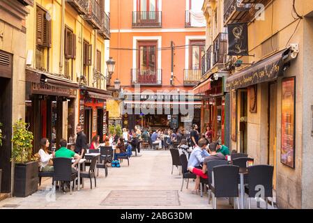 Bars und Restaurants in Calle Barcelona Huertas Bezirk, Madrid, Spanien Stockfoto