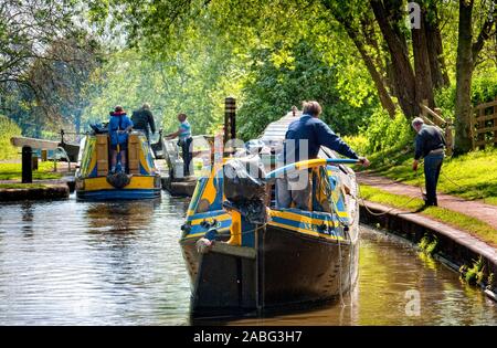 Historische Arbeiten Boote in ein Schloss an der Staffordshire und Worcester Canal Stockfoto