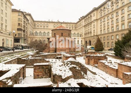 Kirche St. George Rotunda inmitten der römischen Überreste der alten Serdica, Sofia, Bulgarien Stockfoto