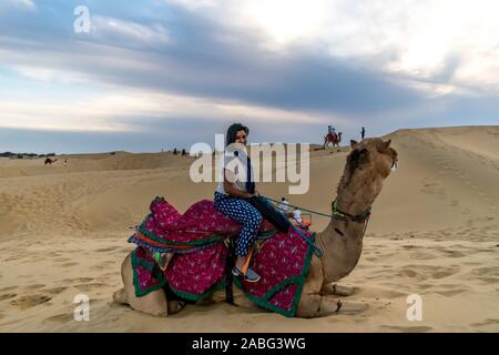 Sam Sand Dunes, Jaisalmer, Rajasthan, Indien; 24-Feb-2019; eine Dame Tourist Reiten ein Kamel Stockfoto