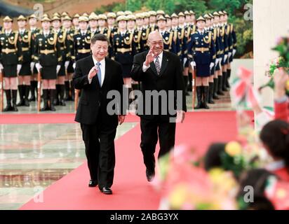 Peking, China. 27 Nov, 2019. Der chinesische Präsident Xi Jinping hält eine Begrüßungszeremonie für Suriname Präsident Wunsch Bouterse, bevor die Gespräche in der Großen Halle des Volkes in Peking, der Hauptstadt von China, Nov. 27, 2019. Credit: Pang Xinglei/Xinhua/Alamy leben Nachrichten Stockfoto