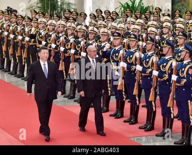 Peking, China. 27 Nov, 2019. Der chinesische Präsident Xi Jinping hält eine Begrüßungszeremonie für Suriname Präsident Wunsch Bouterse, bevor die Gespräche in der Großen Halle des Volkes in Peking, der Hauptstadt von China, Nov. 27, 2019. Credit: Yue Yuewei/Xinhua/Alamy leben Nachrichten Stockfoto