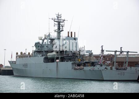 HMS Enterprise Schiff (H88)/Umfrage Schiff, an Ihrer Majestäten Marinestützpunkt Portsmouth/Großbritannien Werft vertäut. Das Schiff dient als schwimmende Basis für meine Gegenmaßnahmen Aktivitäten. Die Seite des Schiff am Kai vertäut ist eigentlich die Steuerbordseite. (105) Stockfoto