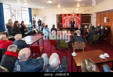 Clipstone, Nottinghamshire, England, UK. 27. November 2019. Jonathan Ashworth Labours Schatten Staatssekretär für Gesundheit treffen pensionierter Bergleute in der Ex-bergbau Gemeinschaft der Clipstone folgende Ansage von Labour auf lunge Kliniken für pensionierte Bergarbeiter. Credit: Alan Beastall/Alamy leben Nachrichten Stockfoto