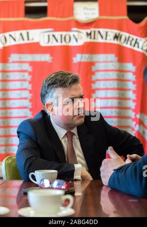 Clipstone, Nottinghamshire, England, UK. 27. November 2019. Jonathan Ashworth Labours Schatten Staatssekretär für Gesundheit treffen pensionierter Bergleute in der Ex-bergbau Gemeinschaft der Clipstone folgende Ansage von Labour auf lunge Kliniken für pensionierte Bergarbeiter. Credit: Alan Beastall/Alamy leben Nachrichten Stockfoto