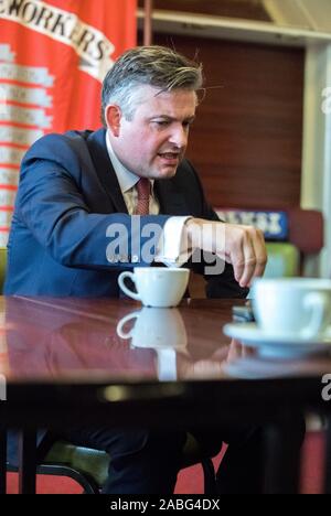 Clipstone, Nottinghamshire, England, UK. 27. November 2019. Jonathan Ashworth Labours Schatten Staatssekretär für Gesundheit treffen pensionierter Bergleute in der Ex-bergbau Gemeinschaft der Clipstone folgende Ansage von Labour auf lunge Kliniken für pensionierte Bergarbeiter. Credit: Alan Beastall/Alamy leben Nachrichten Stockfoto