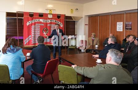 Clipstone, Nottinghamshire, England, UK. 27. November 2019. Jonathan Ashworth Labours Schatten Staatssekretär für Gesundheit treffen pensionierter Bergleute in der Ex-bergbau Gemeinschaft der Clipstone folgende Ansage von Labour auf lunge Kliniken für pensionierte Bergarbeiter. Credit: Alan Beastall/Alamy leben Nachrichten Stockfoto