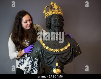 Portia Tremlett, öffentlichen Programm Engagement Offizier für die Novium Museum, schaut auf die ursprünglichen Market Cross Skulptur, eine Büste von König Karl I von Hubert Le Sueur, wie sie wieder in ihre ursprüngliche Heimat in Chichester, wo es auf der Novium Museum wird auf Darlehen von Tate Britain. Stockfoto