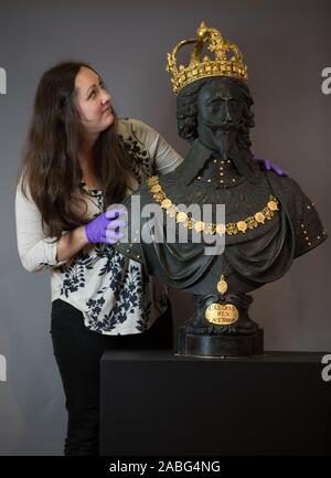 Portia Tremlett, öffentlichen Programm Engagement Offizier für die Novium Museum, schaut auf die ursprünglichen Market Cross Skulptur, eine Büste von König Karl I von Hubert Le Sueur, wie sie wieder in ihre ursprüngliche Heimat in Chichester, wo es auf der Novium Museum wird auf Darlehen von Tate Britain. Stockfoto