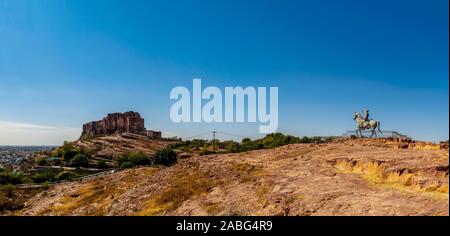 Ein Panoramablick auf die Mehrangarh Fort und die Statue von Rao Jodha Ji Stockfoto