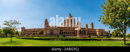 Umaid Bhawan Palace, Jaisalmer, Rajasthan, Indien; 24-Feb-2019; eine Vorderansicht von Umaid Bhawan Palace, Jaisalmer, Rajasthan, Indien Stockfoto