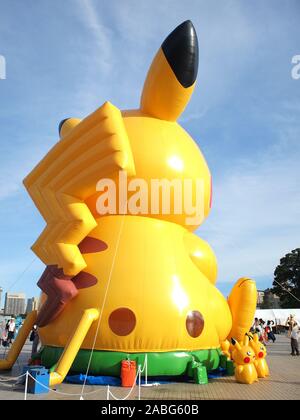 YOKOHAMA, KANAGAWA, JAPAN - 6. August 2019: Riesige Pikachu an der Pikachu Ausbruch! 2019 Veranstaltung in der Hafengegend Yokohama Minato Mirai Gegend in Japan. Stockfoto