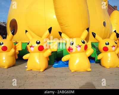 YOKOHAMA, KANAGAWA, JAPAN - 6. August 2019: Riesige Pikachu an der Pikachu Ausbruch! 2019 Veranstaltung in der Hafengegend Yokohama Minato Mirai Gegend in Japan. Stockfoto