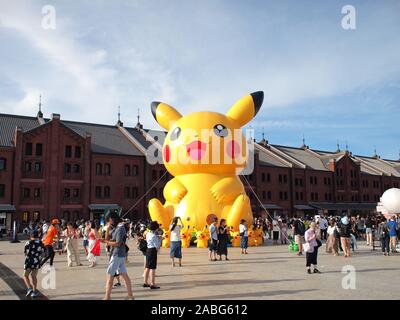 YOKOHAMA, KANAGAWA, JAPAN - 6. August 2019: Riesige Pikachu an der Pikachu Ausbruch! 2019 Veranstaltung in der Hafengegend Yokohama Minato Mirai Gegend in Japan. Stockfoto